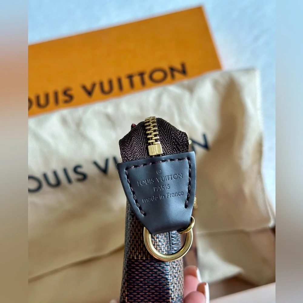 LOUIS VUITTON Damier Ebene Mini Pochette - Picture 6 of 9